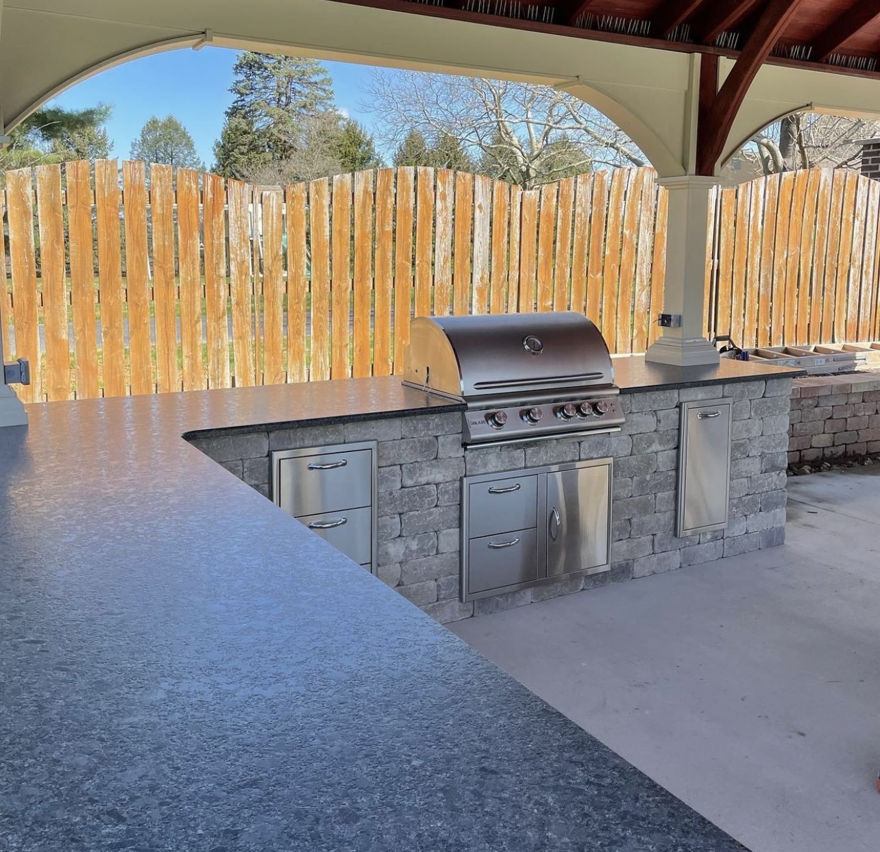 Outdoor kitchen and bar project integrated into a backyard entertainment layout