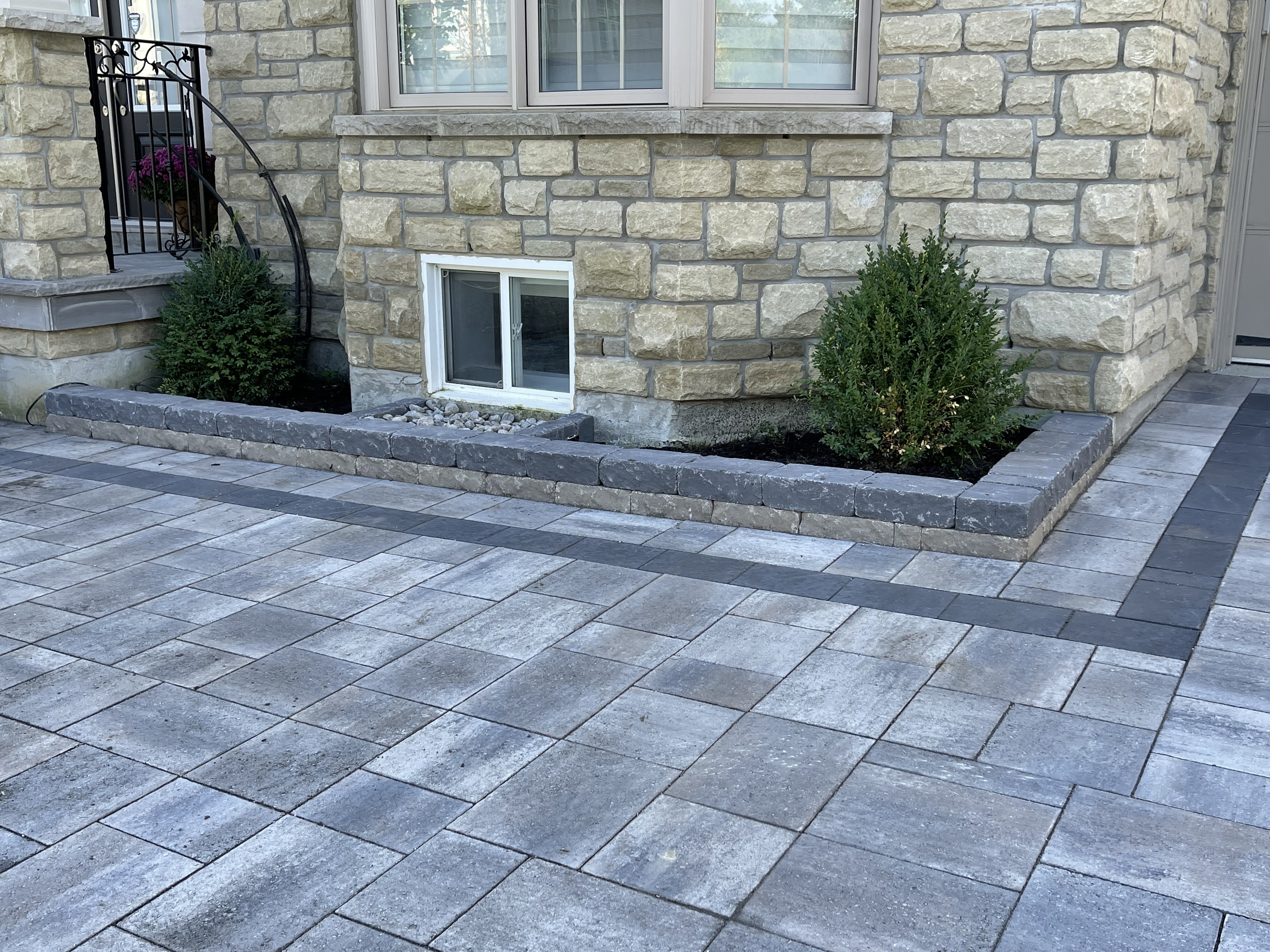 Flower Beds & Tree Boxes project photo 2